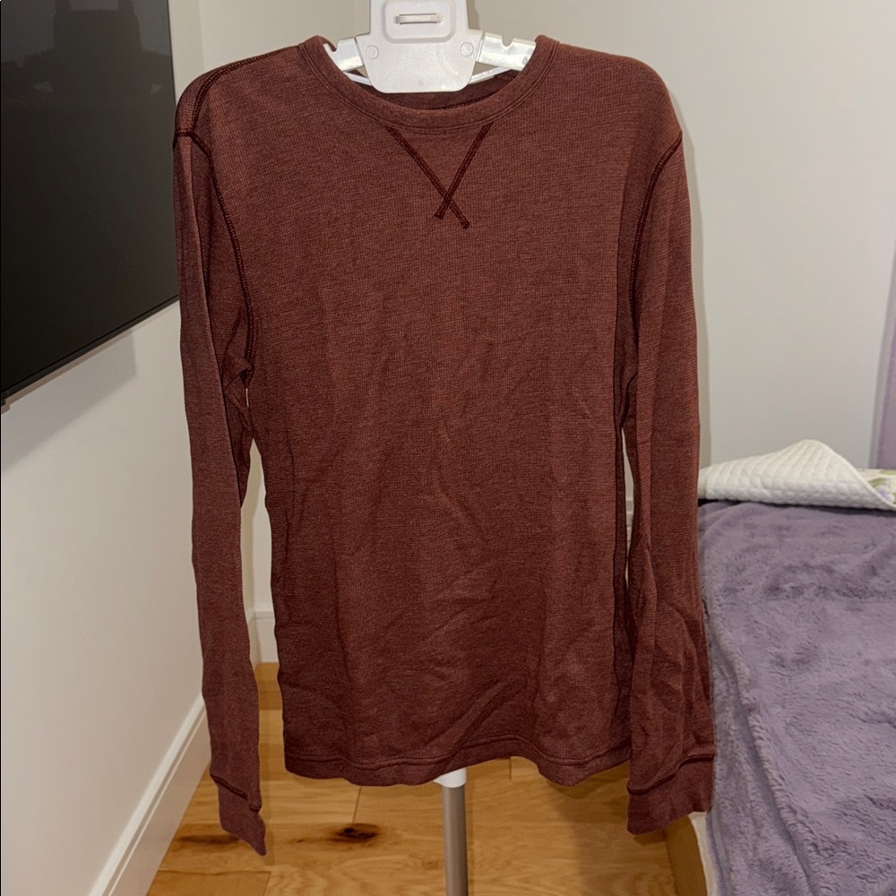 Men’s burgundy top